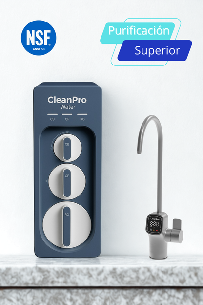 Sistema de purificacion de agua residencial con grifo digital que indica la pureza del agua en cada vaso.